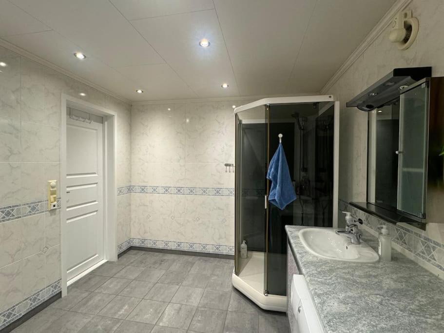 Апартаменты Spacious Apartment, 15 Min Walk To Center Тромсё
